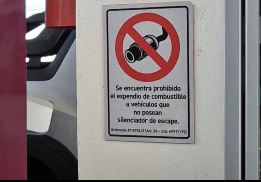 Estaciones de servicio empiezan a colocar cartelería que prohíbe vender combustible a los “ruidosos”
