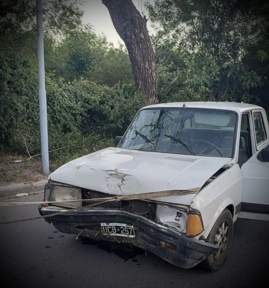 🚗💥 Automovilista se estrelló contra un árbol en Valle Viejo